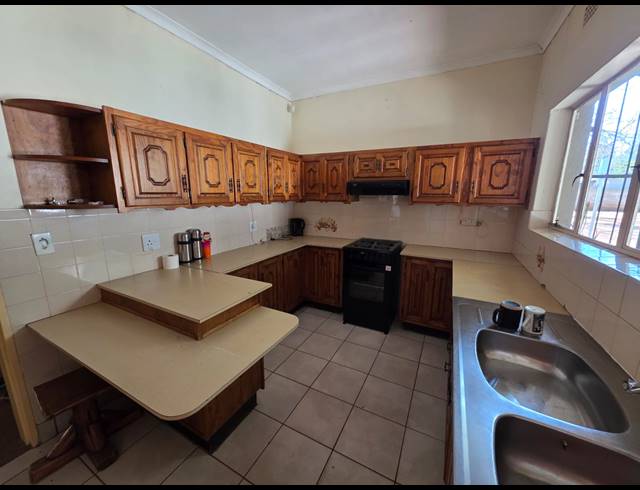 3 BEDROOM HOUSE TO LET IN FLORA GARDENS